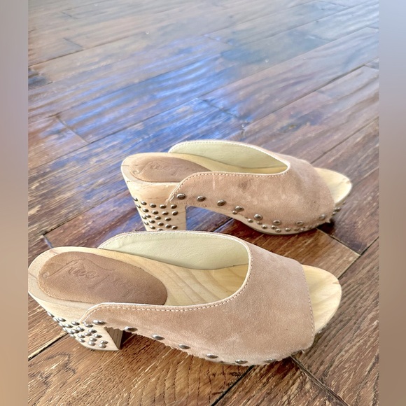 Free People Colbie Suede Studded Wooden Clogs Sz 6 Tan - Picture 6 of 9